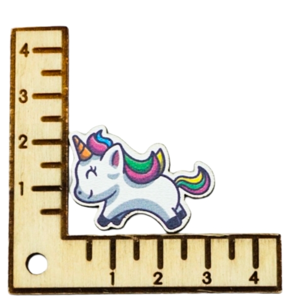 Einhorn-Pin an einer klassischen Trachtenweste angebracht. Entdecke den Charme der bayrischen Tradition mit Glubbal.shop!